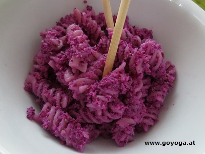 GoYoga/GoVegan: Purple Pesto mit Nudeln