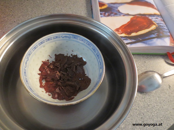Schokolade im heißen Wasser schmelzen / GoYoga Tipp
