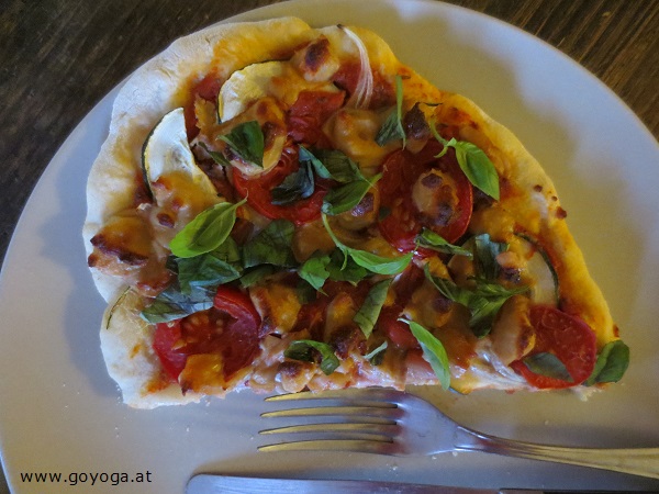 Rustikale Pizza à la Sundari mit schmelzfähigem Cheddar, selbstgemacht/vegan