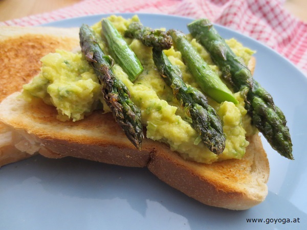 Toast mit gelbem Erbsenpüree und grünem Spargel /GoYoga/ GoVegan Rezept-Sammlung